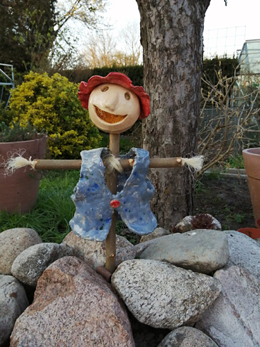 Keramikfiguren im Garten