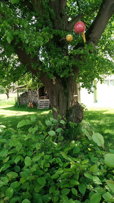 Bunte Keramikvögel am Baum