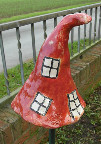 Rote Keramikhaube mit Fenstern