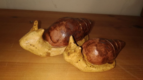 Zwei handgefertigte Keramikschnecken