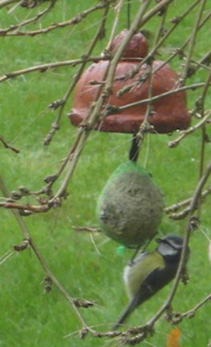Hängende Keramikobjekte im Garten