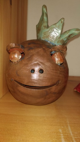 Braune Tierfigur aus Ton