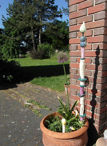 Keramikfigur im Blumentopf